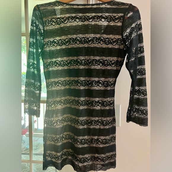 Max Studio Black Lace Overlay Blouse size M - Picture 2 of 3
